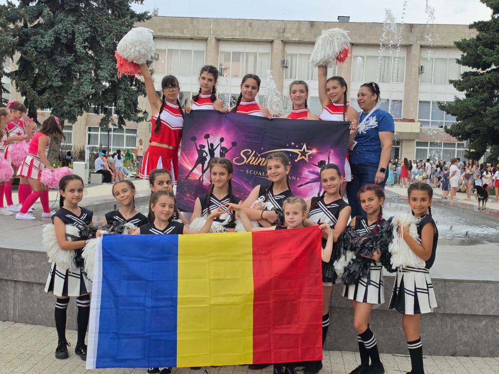 Copii dans Shining Star Dance Brăila cu steagul României și Gabriela Popa